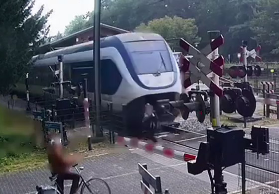 بالفيديو: 5 ثوان تنقذ حياة امرأة من قطار سريع بأعجوبة! صورة رقم 5