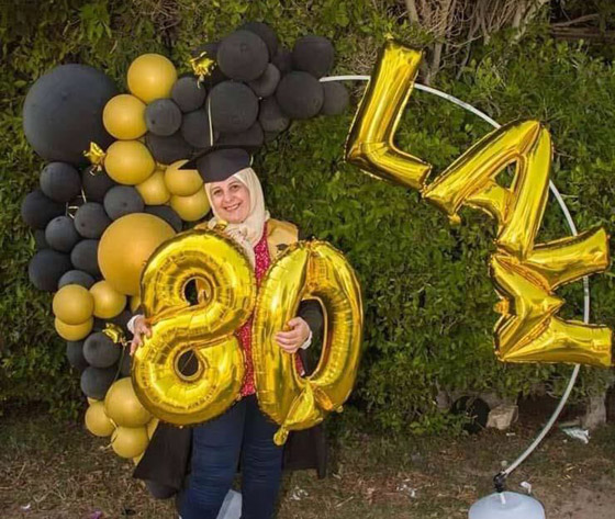 4 شبان مصريين يحتفلون بتزويج والدتهم وتخرجها من الجامعة صورة رقم 4