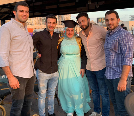 4 شبان مصريين يحتفلون بتزويج والدتهم وتخرجها من الجامعة صورة رقم 2
