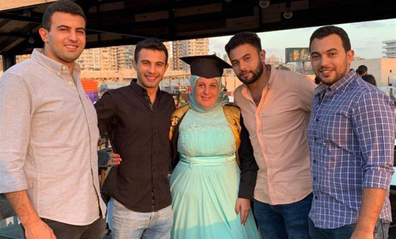 4 شبان مصريين يحتفلون بتزويج والدتهم وتخرجها من الجامعة صورة رقم 5