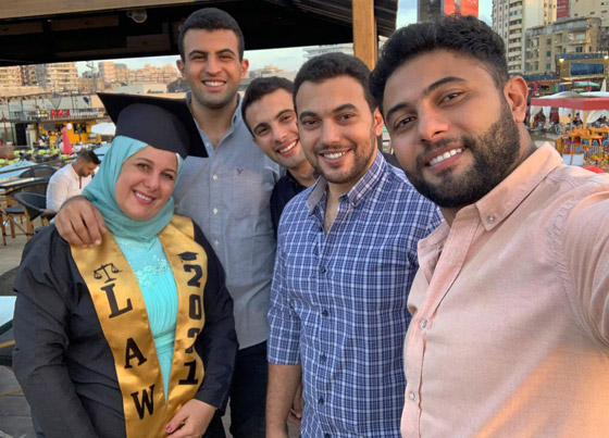 4 شبان مصريين يحتفلون بتزويج والدتهم وتخرجها من الجامعة صورة رقم 3