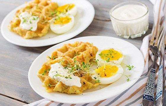 إليكم طريقة تحضير وافل البطاطس مع البيض لفطور صحي لأطفالكم صورة رقم 1