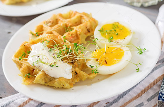 إليكم طريقة تحضير وافل البطاطس مع البيض لفطور صحي لأطفالكم صورة رقم 9