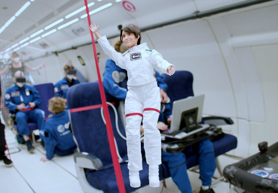 بالصور: الدمية باربي رائدة فضاء في رحلة جوية حيث تنعدم الجاذبية صورة رقم 10