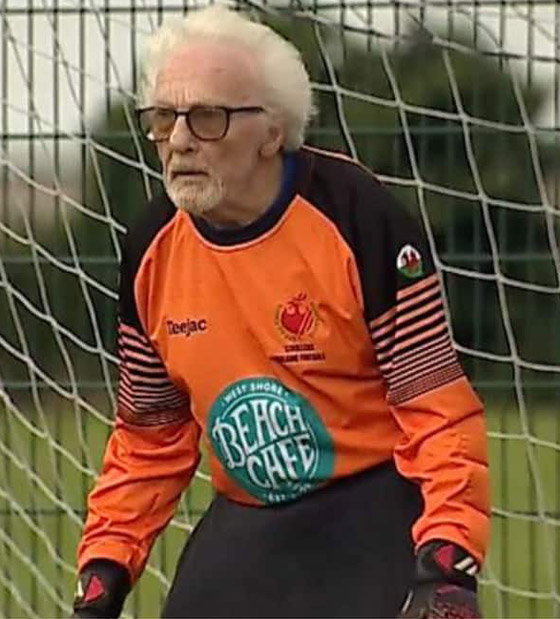  صورة رقم 4 - عجوز عمره 88 عاما لا يزال يلعب كحارس مرمى لفريق كرة قدم! فيديو