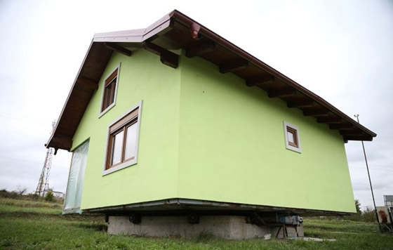 رجل يبني لزوجته منزلا دوارا في 6 سنوات والسبب غريب! صورة رقم 1