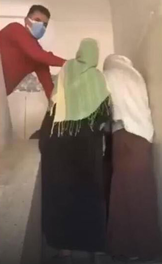 فيديو أثار الغضب الشديد: ضرب وسحل دكتورة صيدلانية مصرية لعدم لبسها الحجاب! صورة رقم 2
