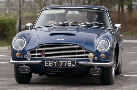  صورة رقم 10 - ولي العهد البريطاني يكشف أن سيارته القديمة تعمل بالنبيذ الأبيض والجبن!