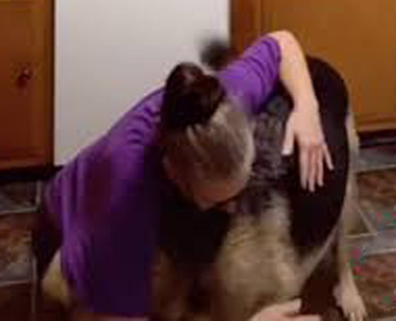 بالفيديو: كلب يتنبأ بتعرض سيدة لنوبة صرع ويحاول تحذيرها ويساعدها! صورة رقم 7
