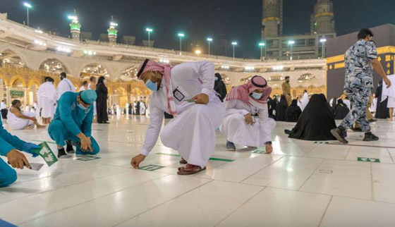 ول مرة منذ عام ونصف، المسلمون يصلون في الحرم المكي دون تباعد اجتماعي صورة رقم 2