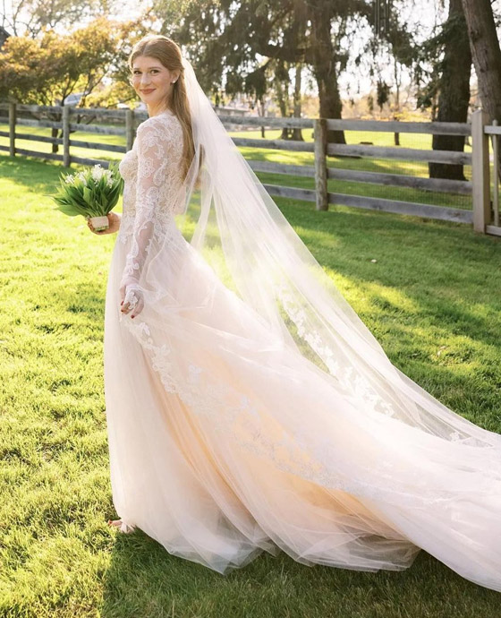 دار أزياء شهيرة تحقق أحلام جينيفر غيتس: صنعت لها فستانا رائعا لزفافها صورة رقم 2