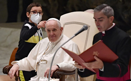 فيديو طريف.. فتى يقترب من البابا فرنسيس ويحاول أخذ قلنسوته صورة رقم 1