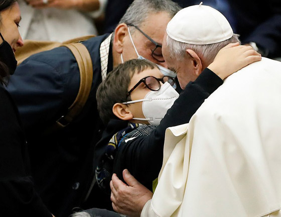 فيديو طريف.. فتى يقترب من البابا فرنسيس ويحاول أخذ قلنسوته صورة رقم 3