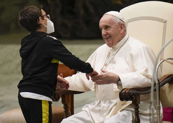 فيديو طريف.. فتى يقترب من البابا فرنسيس ويحاول أخذ قلنسوته صورة رقم 4