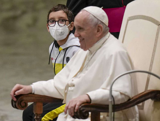 فيديو طريف.. فتى يقترب من البابا فرنسيس ويحاول أخذ قلنسوته صورة رقم 5
