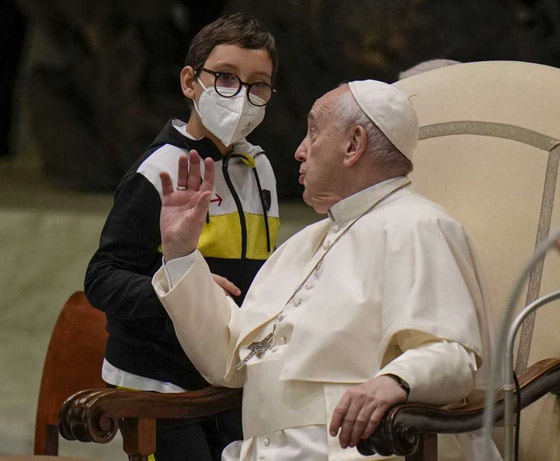 فيديو طريف.. فتى يقترب من البابا فرنسيس ويحاول أخذ قلنسوته صورة رقم 6