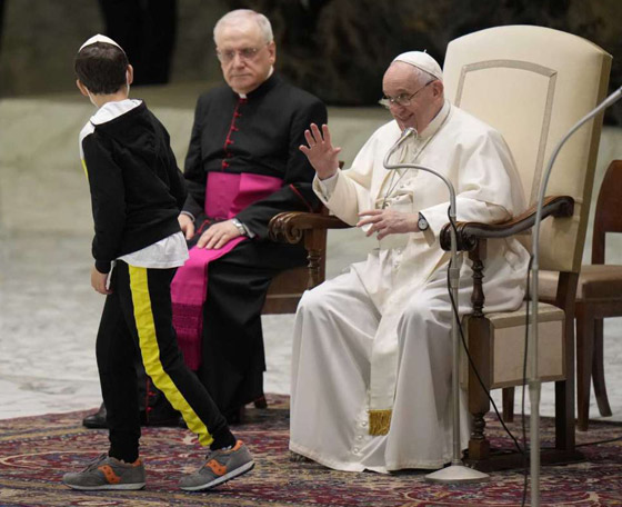 فيديو طريف.. فتى يقترب من البابا فرنسيس ويحاول أخذ قلنسوته صورة رقم 7