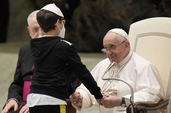 فيديو طريف.. فتى يقترب من البابا فرنسيس ويحاول أخذ قلنسوته صورة رقم 8