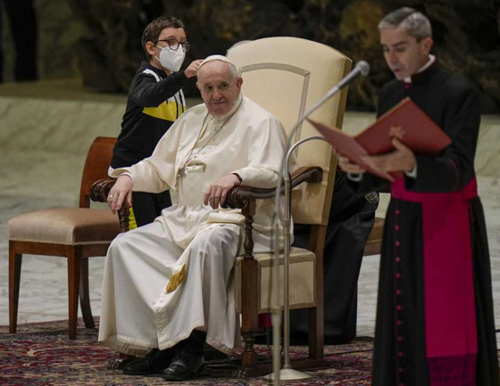 فيديو طريف.. فتى يقترب من البابا فرنسيس ويحاول أخذ قلنسوته صورة رقم 9
