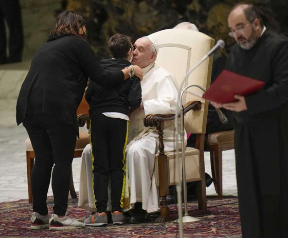 فيديو طريف.. فتى يقترب من البابا فرنسيس ويحاول أخذ قلنسوته صورة رقم 10