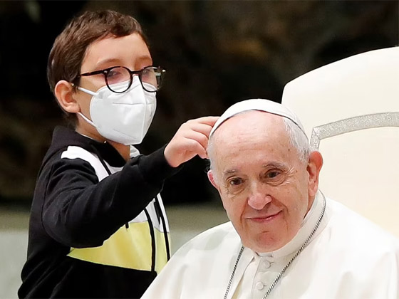 فيديو طريف.. فتى يقترب من البابا فرنسيس ويحاول أخذ قلنسوته صورة رقم 12
