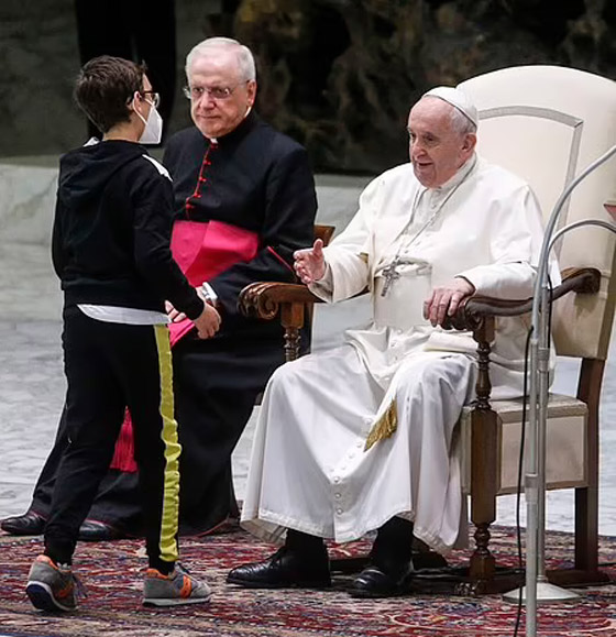 فيديو طريف.. فتى يقترب من البابا فرنسيس ويحاول أخذ قلنسوته صورة رقم 13