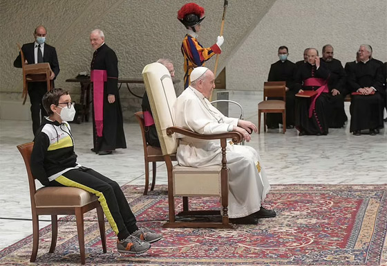 فيديو طريف.. فتى يقترب من البابا فرنسيس ويحاول أخذ قلنسوته صورة رقم 14