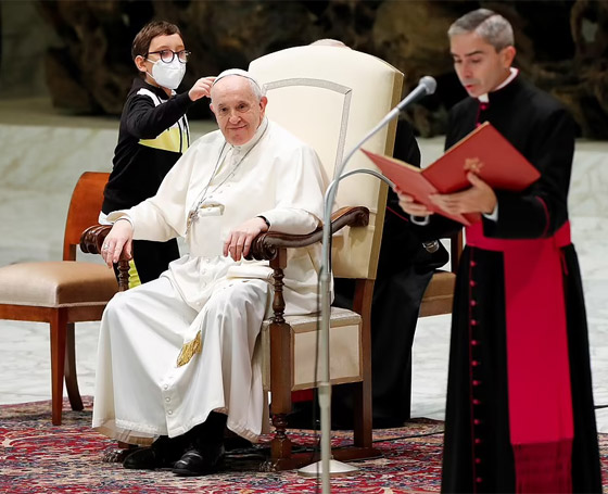 فيديو طريف.. فتى يقترب من البابا فرنسيس ويحاول أخذ قلنسوته صورة رقم 16