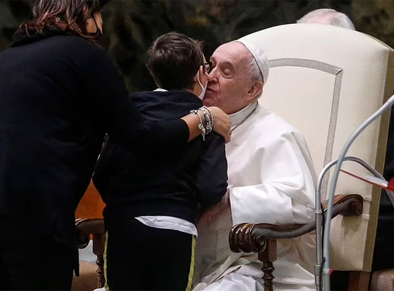 فيديو طريف.. فتى يقترب من البابا فرنسيس ويحاول أخذ قلنسوته صورة رقم 17