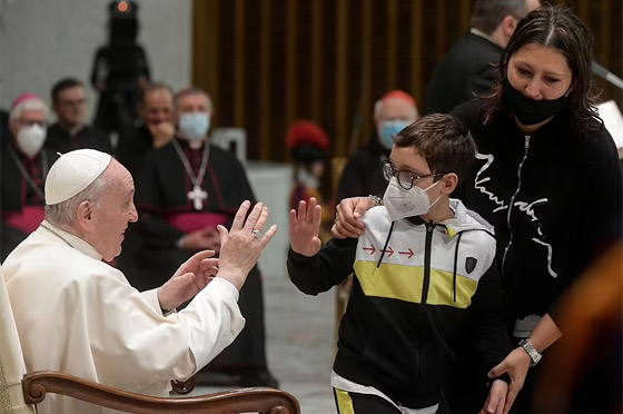 فيديو طريف.. فتى يقترب من البابا فرنسيس ويحاول أخذ قلنسوته صورة رقم 18
