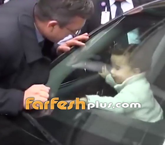 طفل يعلق داخل سيارة مقفولة.. وذكاؤه ينقذه! فيديو صورة رقم 2