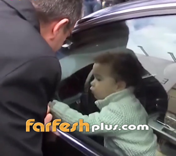 طفل يعلق داخل سيارة مقفولة.. وذكاؤه ينقذه! فيديو صورة رقم 3