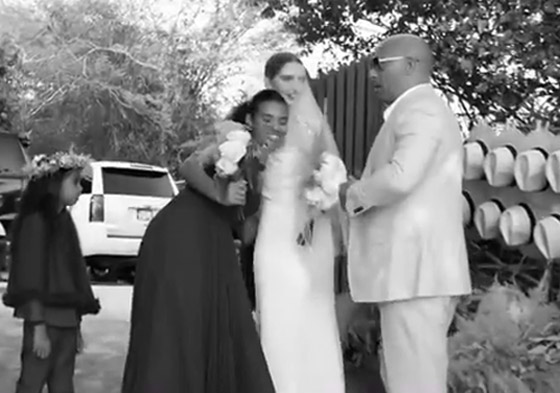 فيديو: ابنة الراحل بول ووكر تتزوج وفين ديزل يرافقها على الممر كإشبينها صورة رقم 7