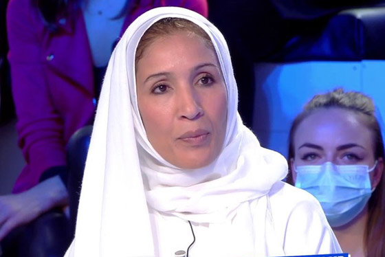 فيديو: كاتب فرنسي يعارض الإسلام يتحدى سيدة مغربية أن تخلع حجابها لتثبت أنها 