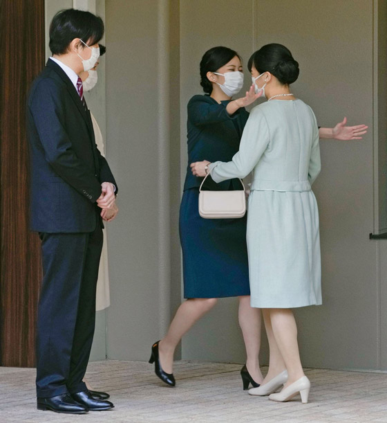 الأميرة اليابانية تتزوج أخيرا متجاوزة الأزمات.. فستان بسيط ووداع مؤثر صورة رقم 4