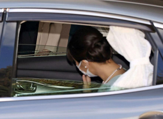 الأميرة اليابانية تتزوج أخيرا متجاوزة الأزمات.. فستان بسيط ووداع مؤثر صورة رقم 6