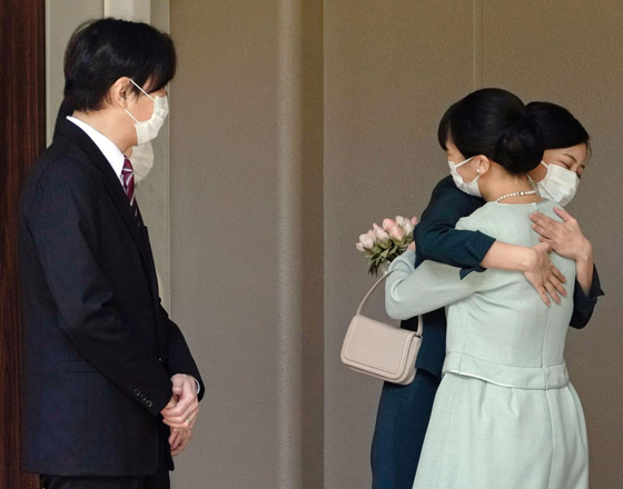 الأميرة اليابانية تتزوج أخيرا متجاوزة الأزمات.. فستان بسيط ووداع مؤثر صورة رقم 10