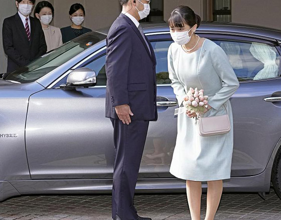 الأميرة اليابانية تتزوج أخيرا متجاوزة الأزمات.. فستان بسيط ووداع مؤثر صورة رقم 15