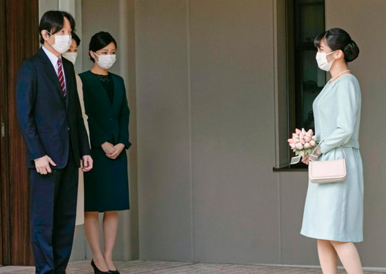 الأميرة اليابانية تتزوج أخيرا متجاوزة الأزمات.. فستان بسيط ووداع مؤثر صورة رقم 17