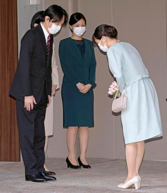 الأميرة اليابانية تتزوج أخيرا متجاوزة الأزمات.. فستان بسيط ووداع مؤثر صورة رقم 18
