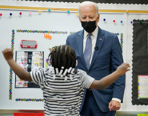 طفلة بمدرسة تطالب الرئيس بايدن بالعودة للبيت الأبيض لأن لديه عمل! فيديو صورة رقم 14