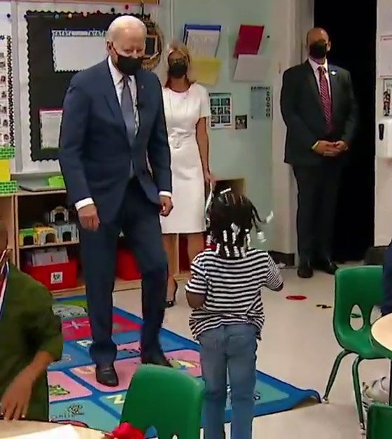 طفلة بمدرسة تطالب الرئيس بايدن بالعودة للبيت الأبيض لأن لديه عمل! فيديو صورة رقم 2