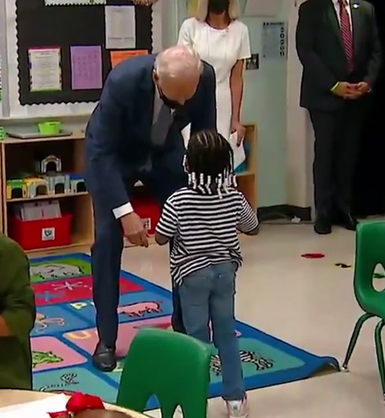 طفلة بمدرسة تطالب الرئيس بايدن بالعودة للبيت الأبيض لأن لديه عمل! فيديو صورة رقم 3