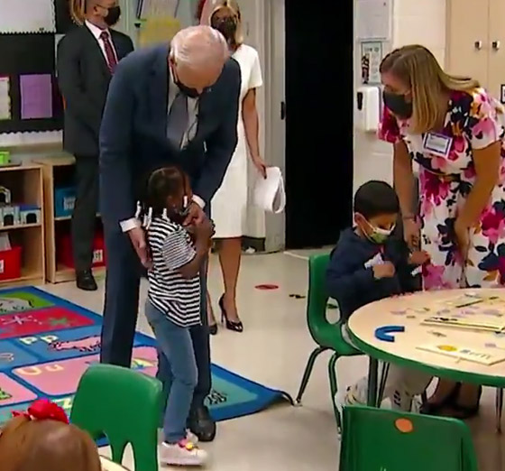 طفلة بمدرسة تطالب الرئيس بايدن بالعودة للبيت الأبيض لأن لديه عمل! فيديو صورة رقم 4