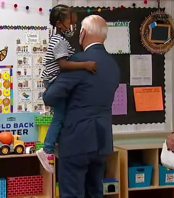 طفلة بمدرسة تطالب الرئيس بايدن بالعودة للبيت الأبيض لأن لديه عمل! فيديو صورة رقم 5