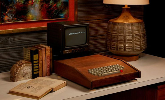  صورة رقم 1 - بيع نسخة من أول جهاز كمبيوتر أنتجته شركة أبل مقابل 400 ألف دولار