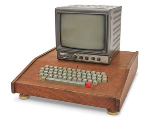  صورة رقم 2 - بيع نسخة من أول جهاز كمبيوتر أنتجته شركة أبل مقابل 400 ألف دولار