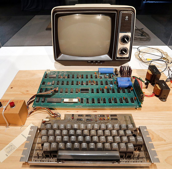 صورة رقم 7 - بيع نسخة من أول جهاز كمبيوتر أنتجته شركة أبل مقابل 400 ألف دولار