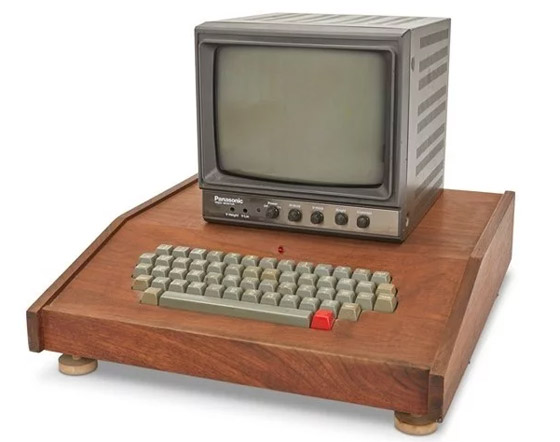  صورة رقم 9 - بيع نسخة من أول جهاز كمبيوتر أنتجته شركة أبل مقابل 400 ألف دولار
