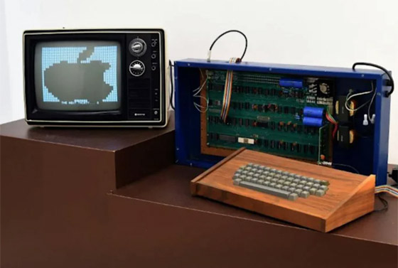  صورة رقم 11 - بيع نسخة من أول جهاز كمبيوتر أنتجته شركة أبل مقابل 400 ألف دولار